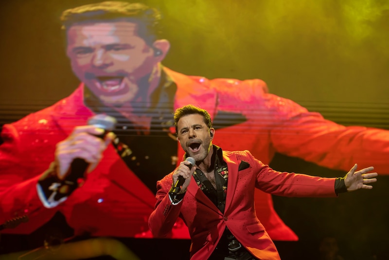 Luis Miguel cantando en concierto