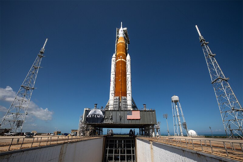 El cohete SLS de la NASA se prepara para su lanzamiento en la misión Artemis I