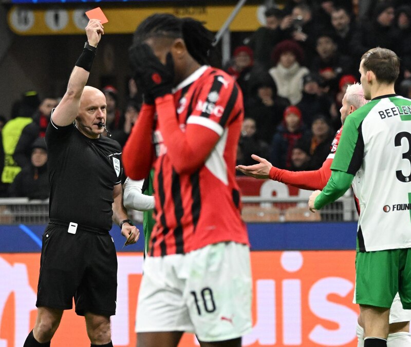 La expulsión de Theo Hernández le dio la oportunidad al Feyenoord de llevarse la eliminatoria.