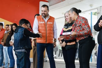 Entrega Tlajomulco 300 tabletas a estudiantes de educación especial