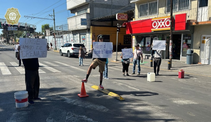 Protesta por el mal estado de las calles en la colonia Morelos