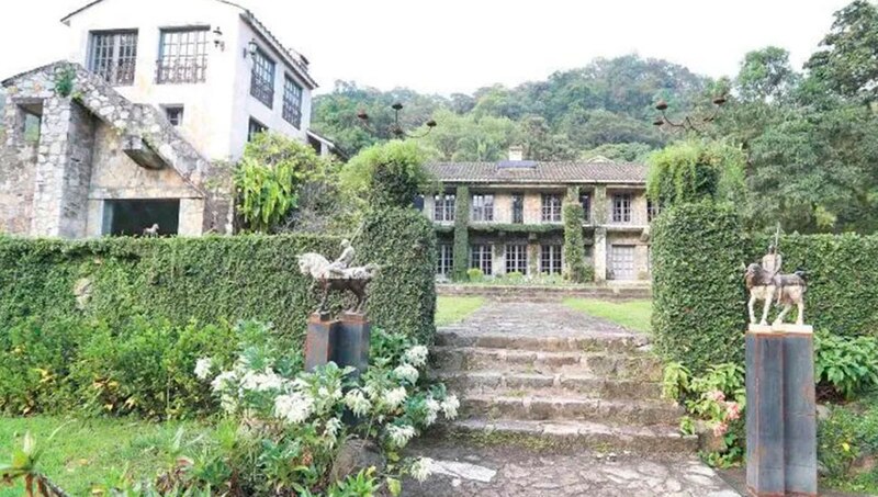 Hermosa casa colonial con jardín y esculturas