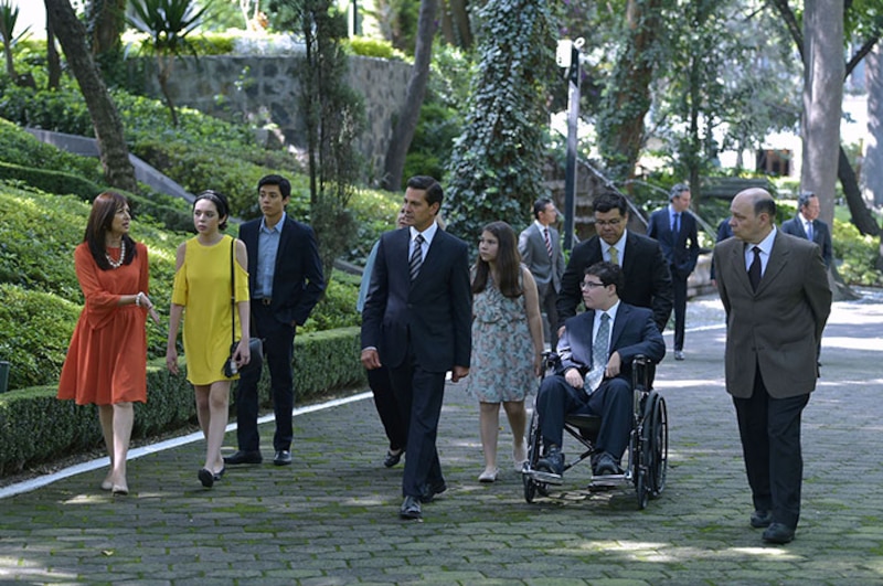 El presidente Enrique Peña Nieto y su esposa Angélica Rivera caminando en Los Pinos