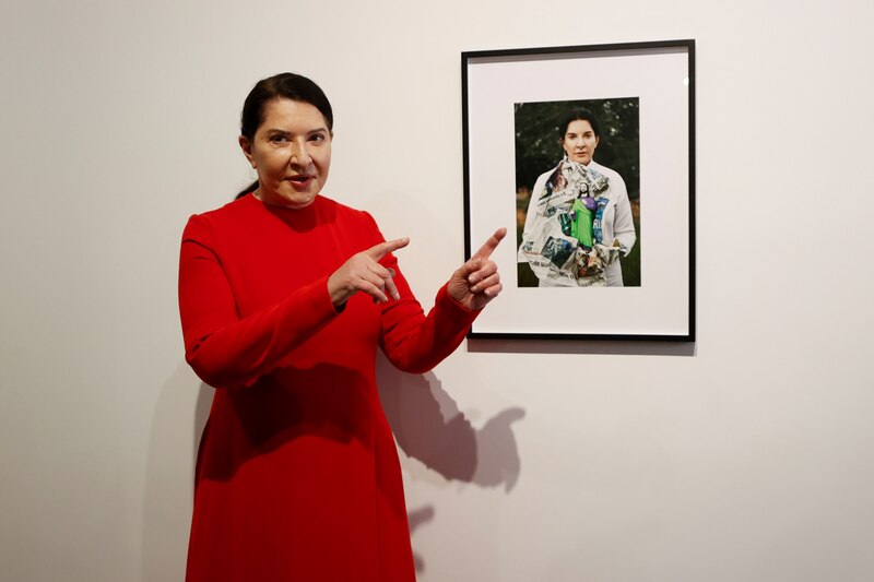 La artista española Carmen Herrera frente a su obra.
