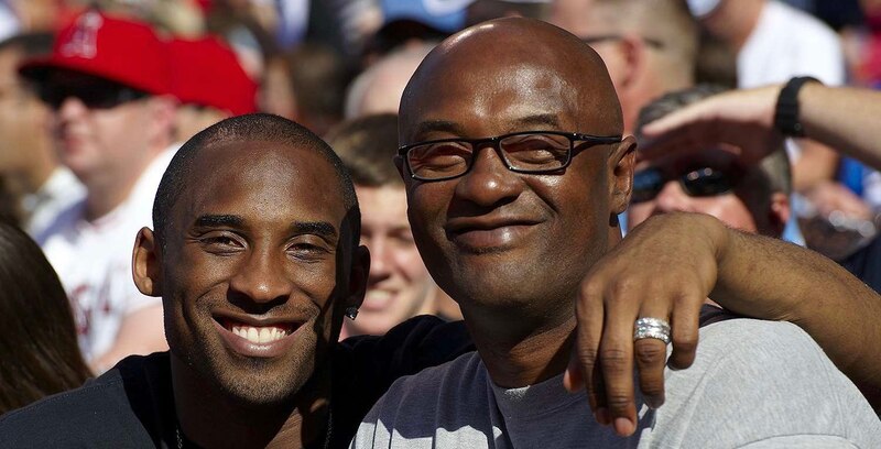 Kobe Bryant y Michael Jordan sonríen juntos en un partido de béisbol.