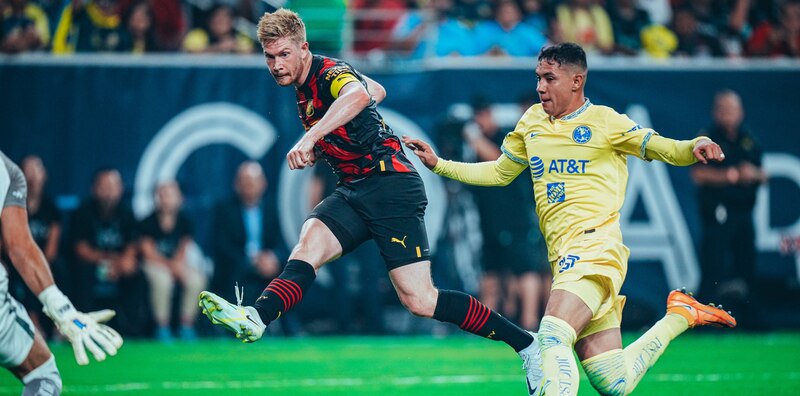 Jugador de fútbol en acción