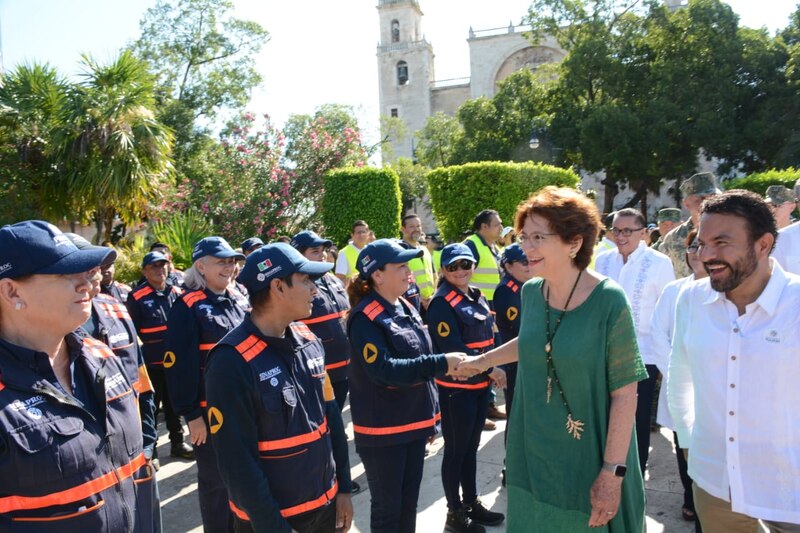 La alcaldesa de Iztapalapa, Clara Brugada, saluda a trabajadoras de limpia