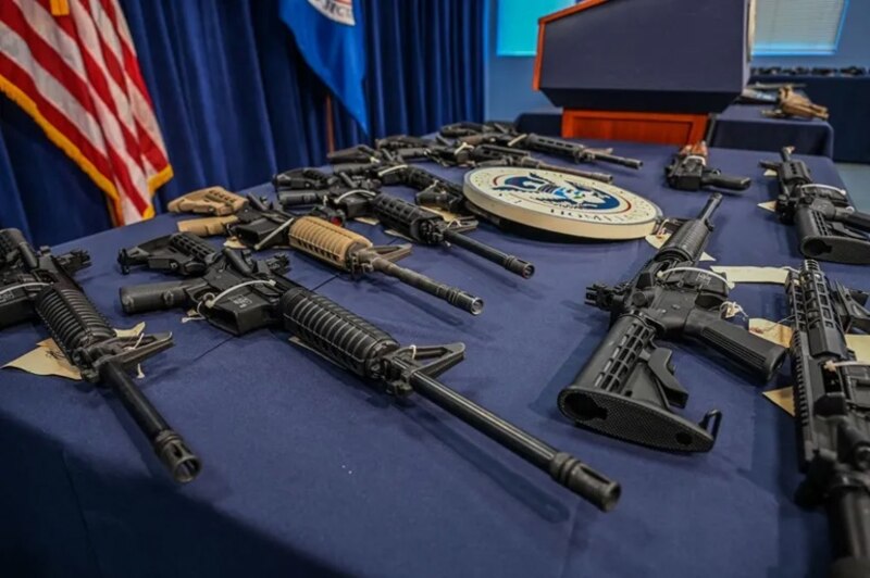 Fusiles de asalto incautados en una redada policial
