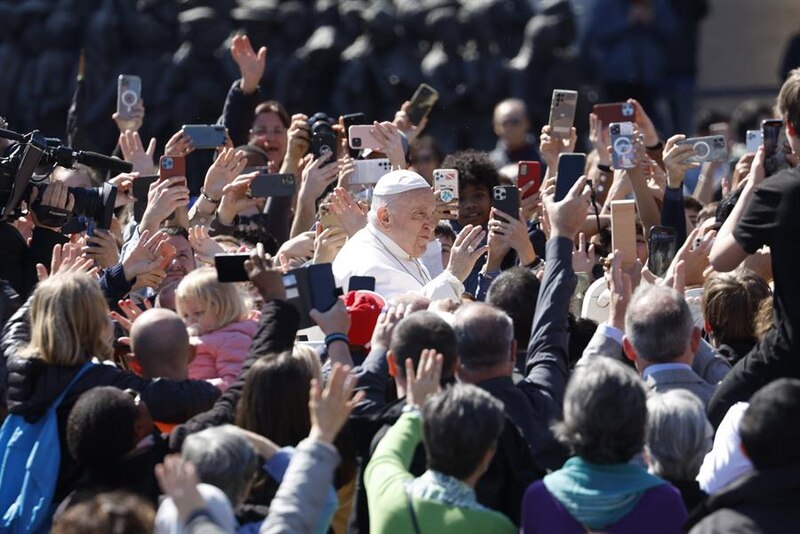 El Papa Francisco saluda a la multitud en la Plaza de San Pedro