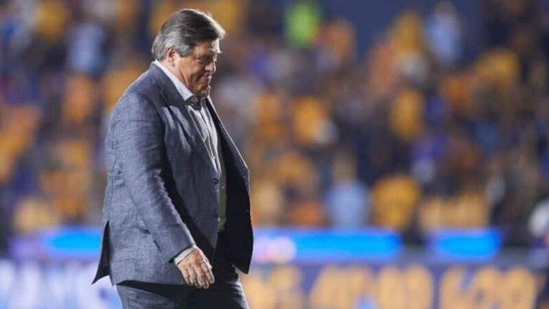 El entrenador de fútbol luce preocupado