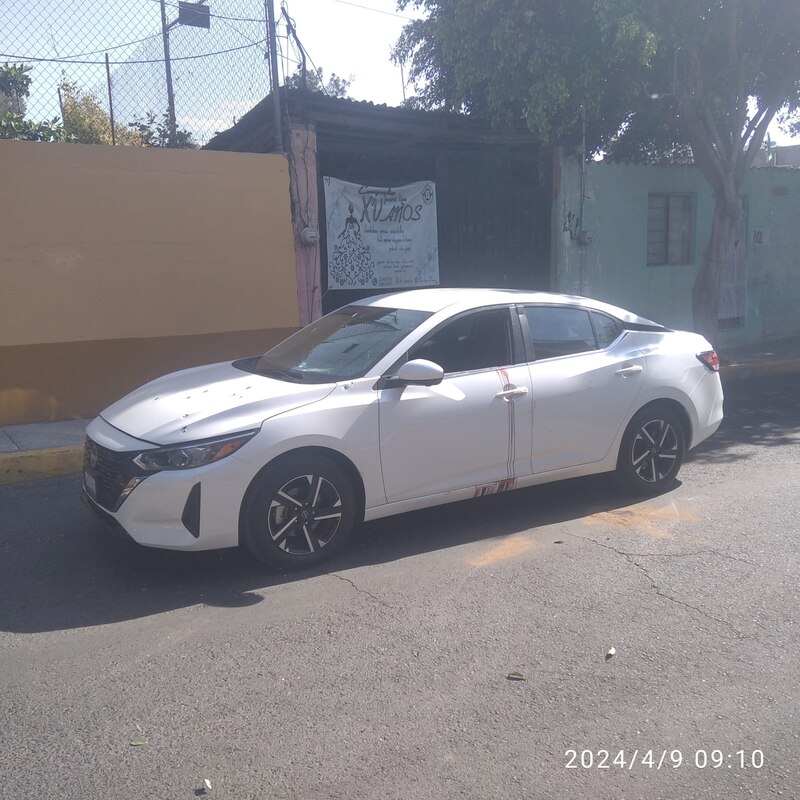 Coche blanco con manchas de sangre