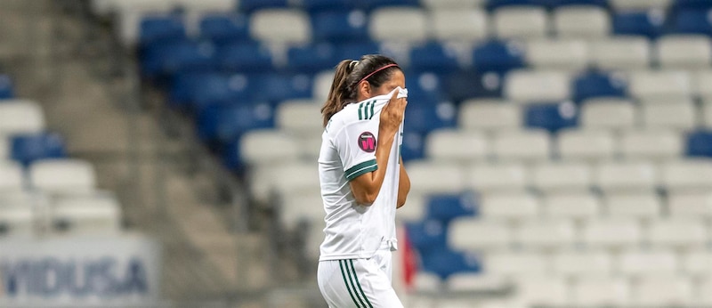 Jugadora de fútbol secándose el sudor de la cara