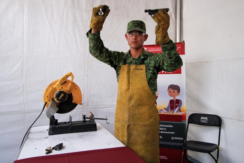 Soldado muestra armas