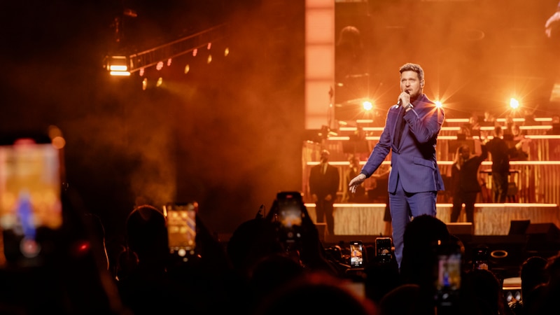 Maluma cantando en concierto