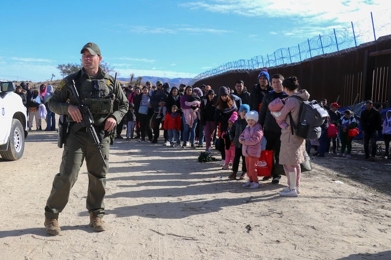 Migrantes esperan en la frontera para solicitar asilo en Estados Unidos