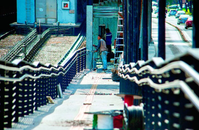 Trabajadores en una estación de tren