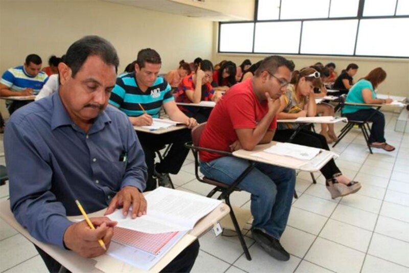 Estudiantes tomando un examen en un aula
