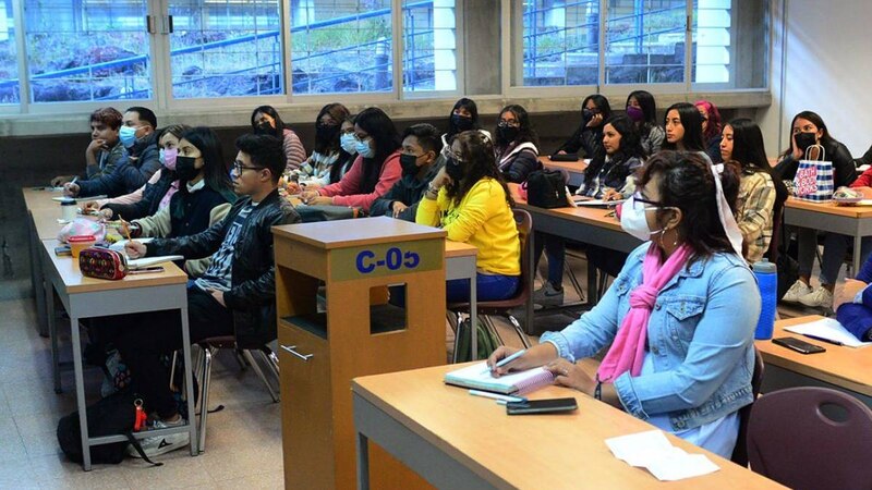 Estudiantes universitarios en clase