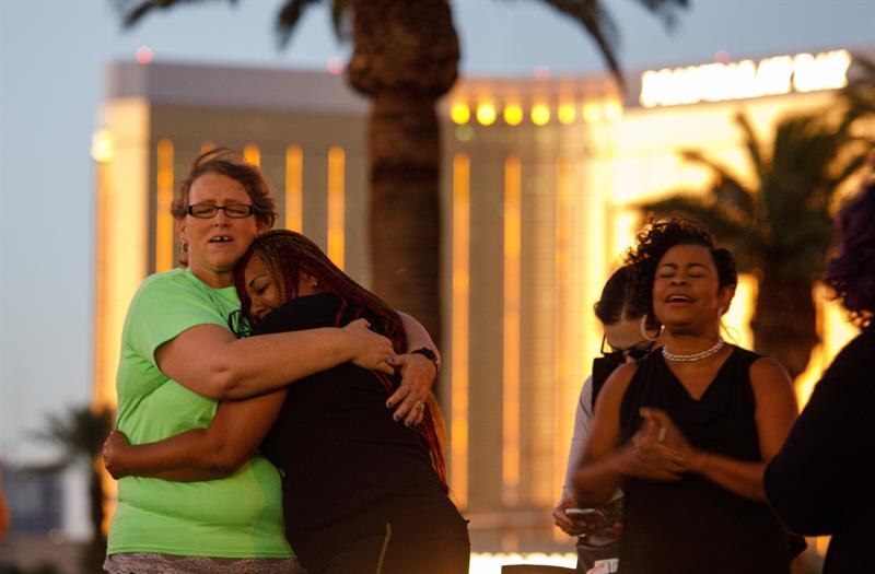 Mujeres abrazándose en Las Vegas