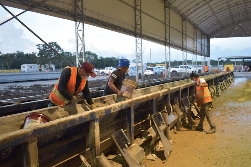 Obreros trabajan en la construcción de una carretera