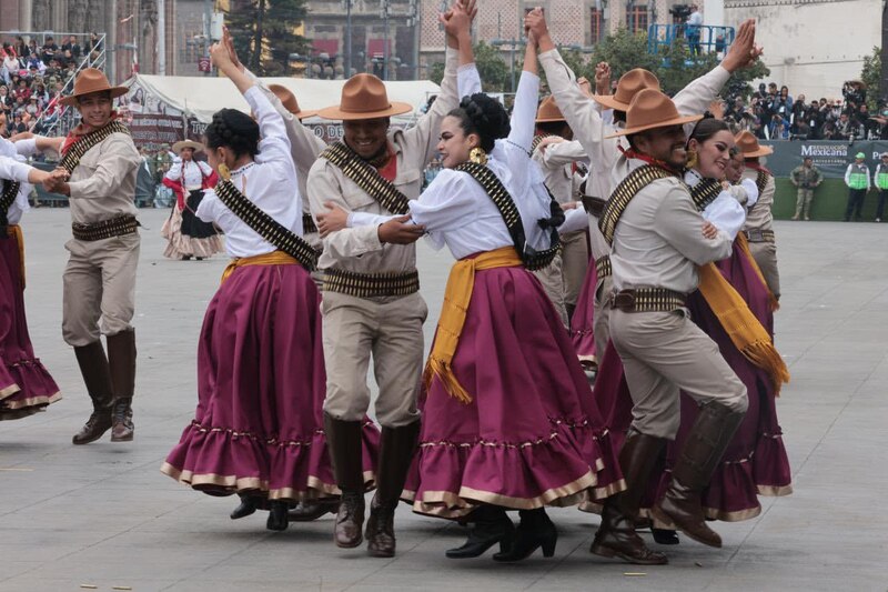 Bailes tradicionales en el desfile del 20 de noviembre de 2024