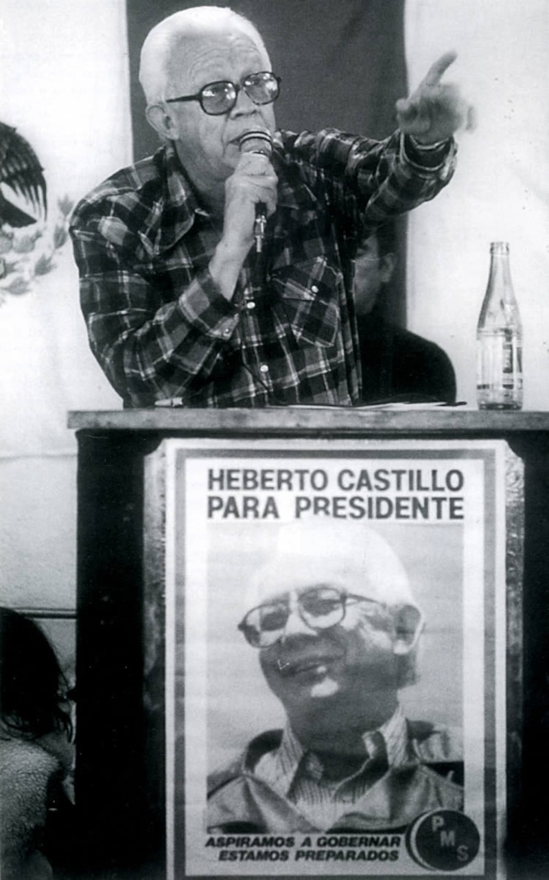 Heberto Castillo dando un discurso en un mitin político.
