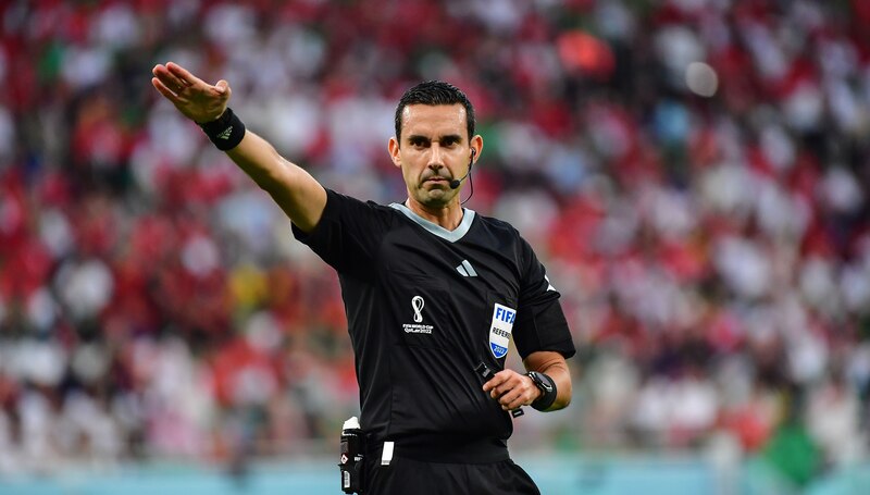 Árbitro de fútbol mostrando tarjeta roja