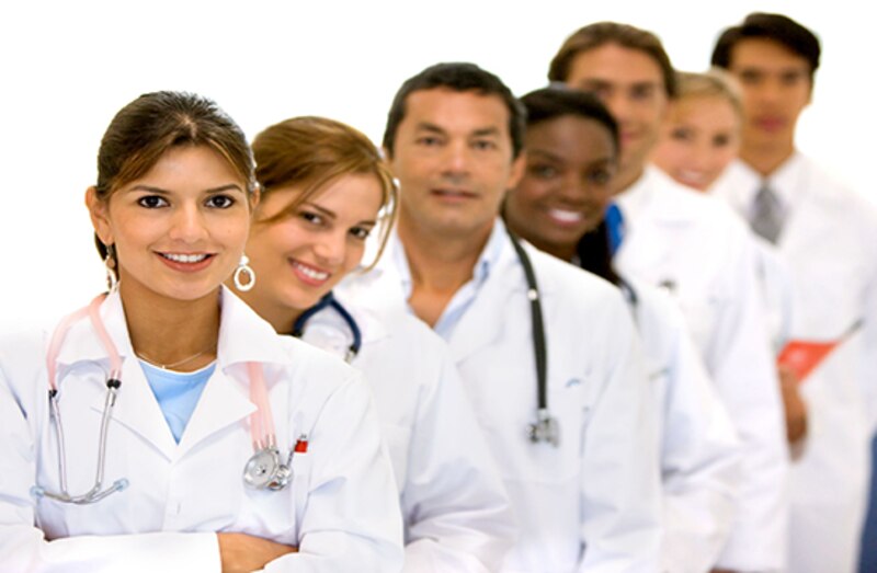 Un equipo de médicos sonríe a la cámara.