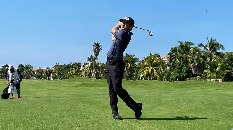 Golfista masculino en el campo de golf