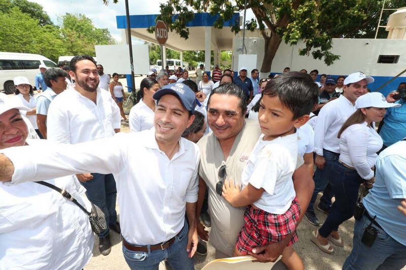 El candidato a gobernador saluda a sus simpatizantes
