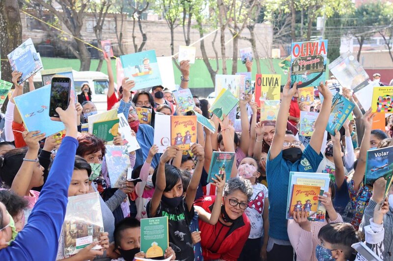 Niños reciben libros en donación