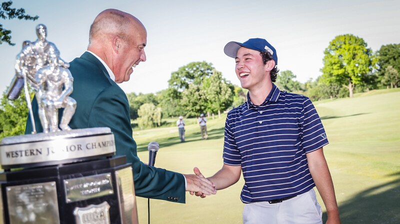 Golfista juvenil recibe trofeo de campeonato