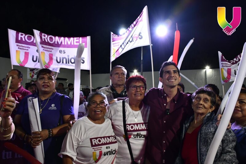 El candidato presidencial de la coalición "Va por México", Ricardo Anaya, saluda a sus simpatizantes durante un mitin en la Ciudad de México.