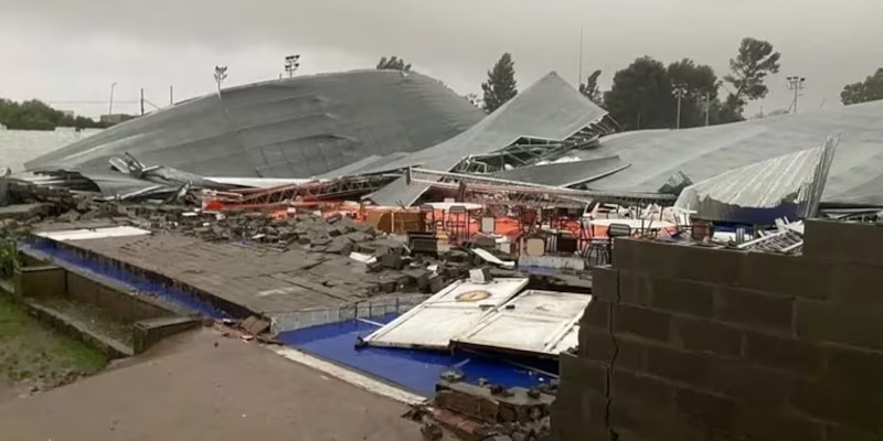 Destrozos en un estadio de fútbol tras una tormenta