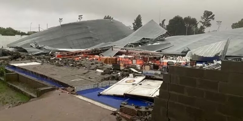 Destrozos en un estadio de fútbol tras una tormenta