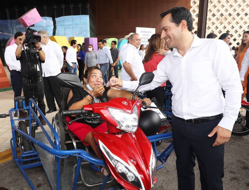 El presidente López Obrador entrega una motocicleta adaptada a una mujer con discapacidad