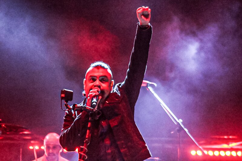 Vocalista de la banda de rock cantando en el escenario