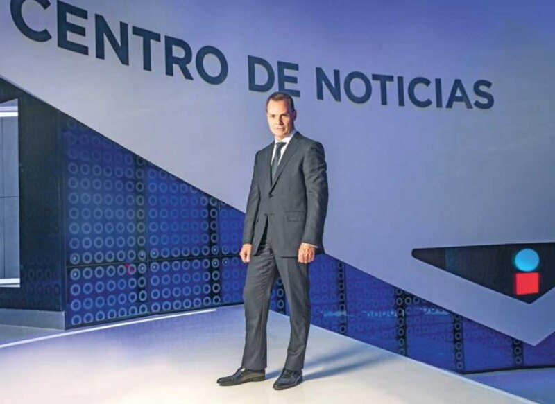 El presentador de noticias, Javier Gutiérrez, en el set de grabación.