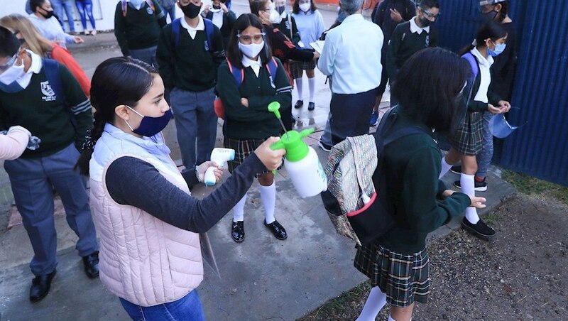Estudiantes regresan a clases presenciales en México