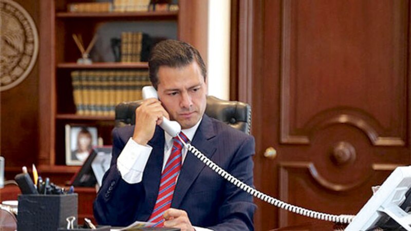 El presidente Enrique Peña Nieto hablando por teléfono
