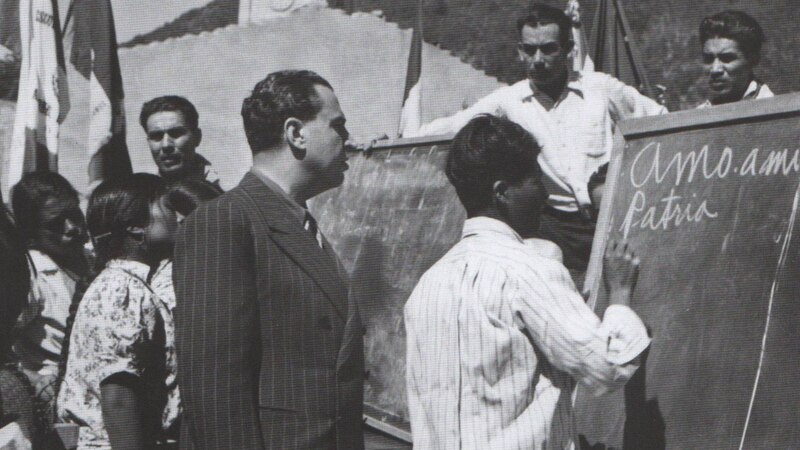 El presidente López Mateos da un discurso en una escuela rural.