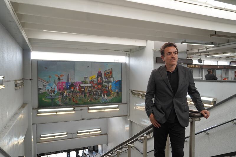 Jorge Flores Manjarrez presenta el mural "Del Rock al Pop" en el Metro de la CDMX