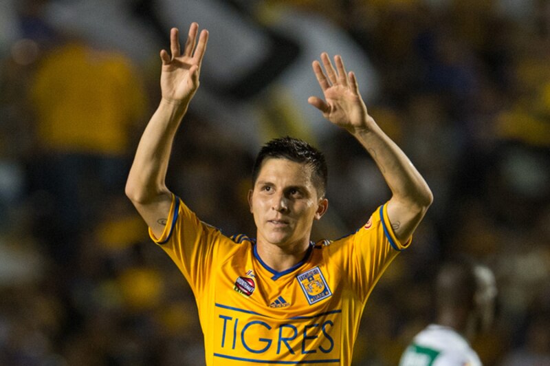 Jugador de fútbol celebra un gol