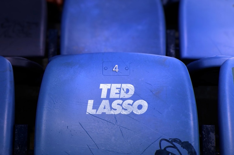 Poster oficial de Apple TV para el lanzamiento dela temporada 4 de la serie Ted Lasso.