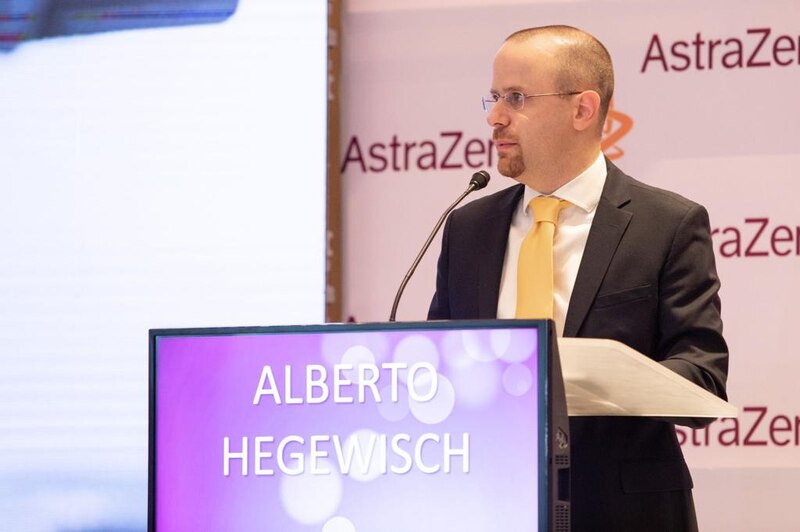 El CEO de AstraZeneca, Alberto Hegewisch, pronuncia un discurso en una conferencia de prensa.