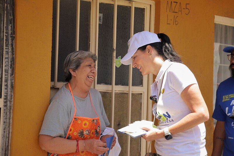 Candidata saluda a mujer en la calle