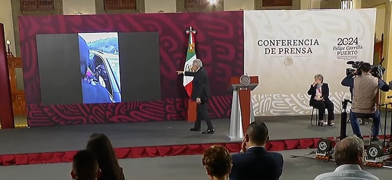 El presidente López Obrador muestra un video de un presunto acto de corrupción en una conferencia de prensa.