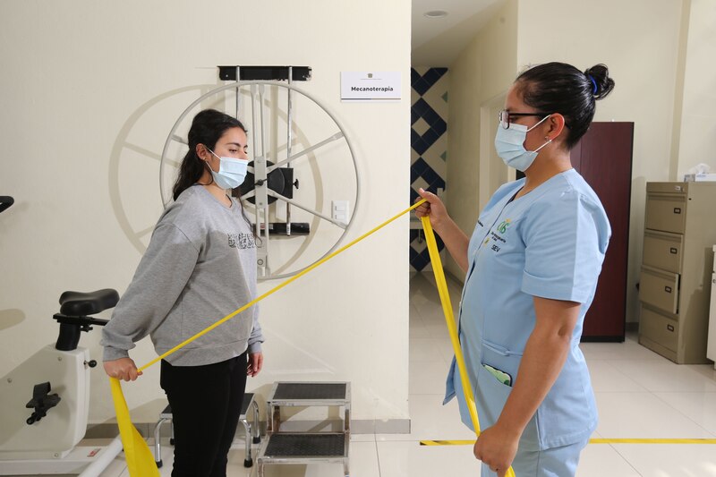 Paciente recibe terapia de rehabilitación física