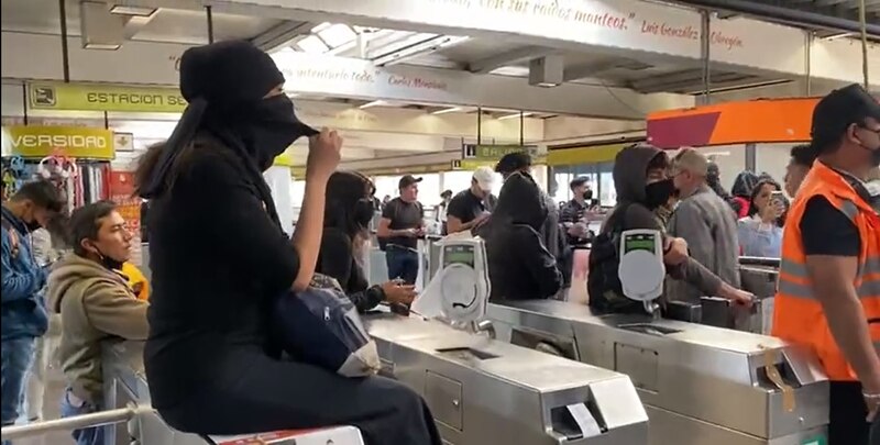 Protesta en la estación de metro de Bellas Artes