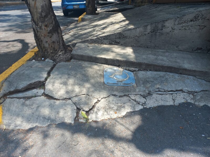 Rampa para discapacitados en mal estado